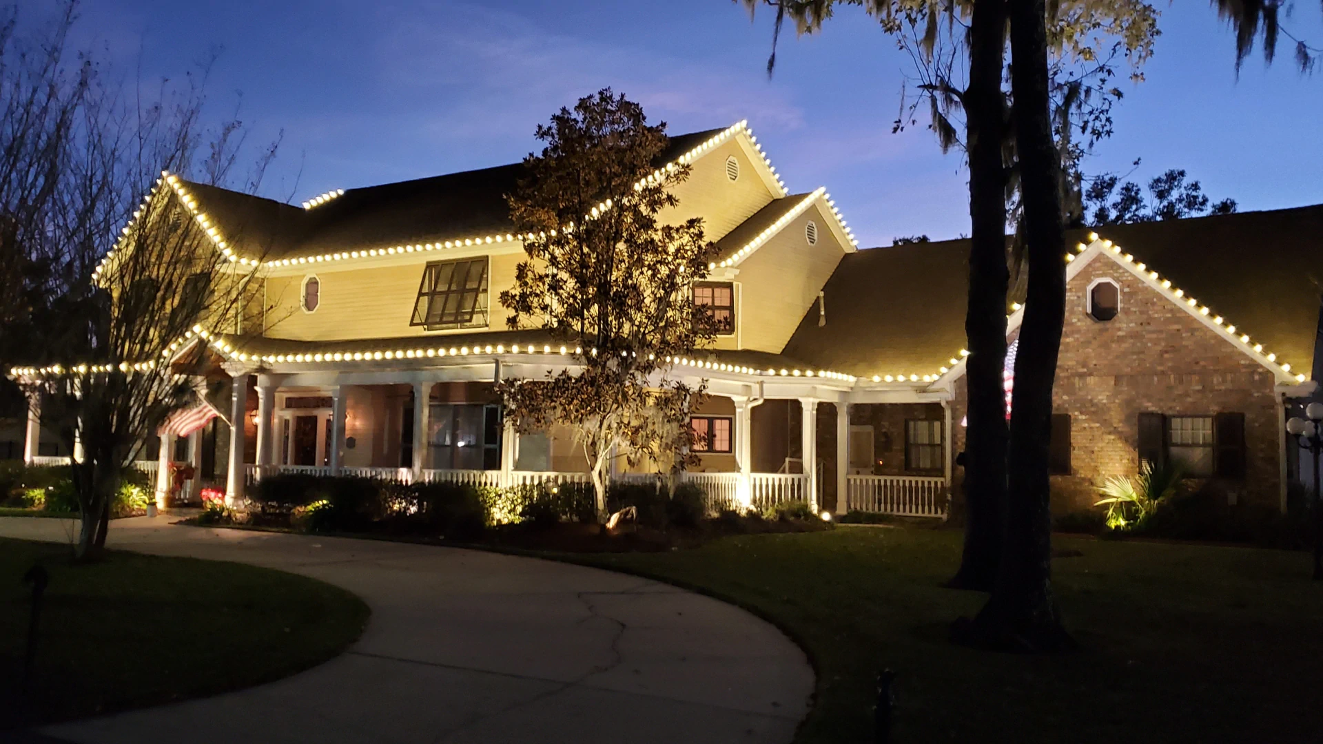 chrsitmas light on a house